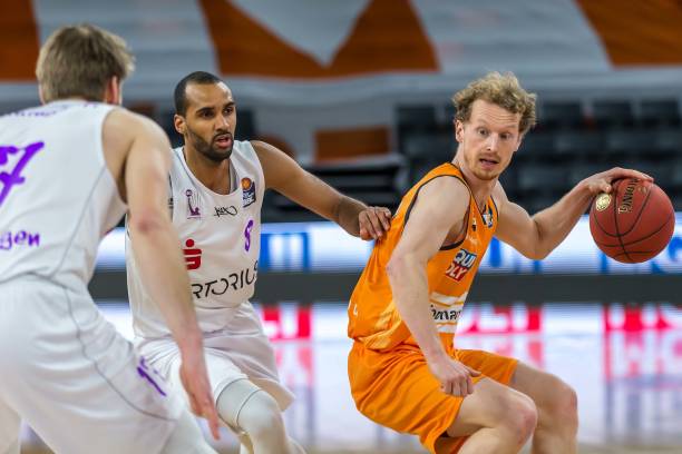 他在关键时 他在关键时